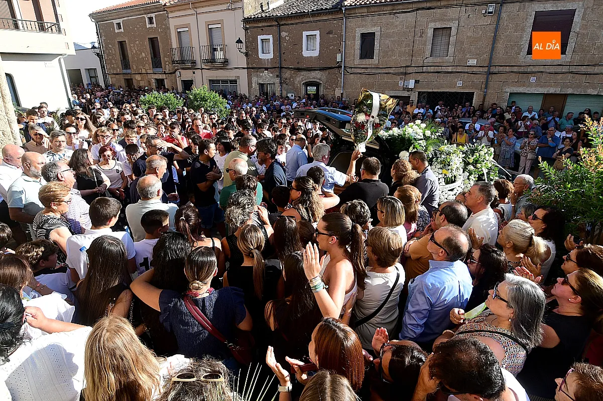  El féretro de Adrián Ibarra es despedido entre aplausos a la salida de la Iglesia
