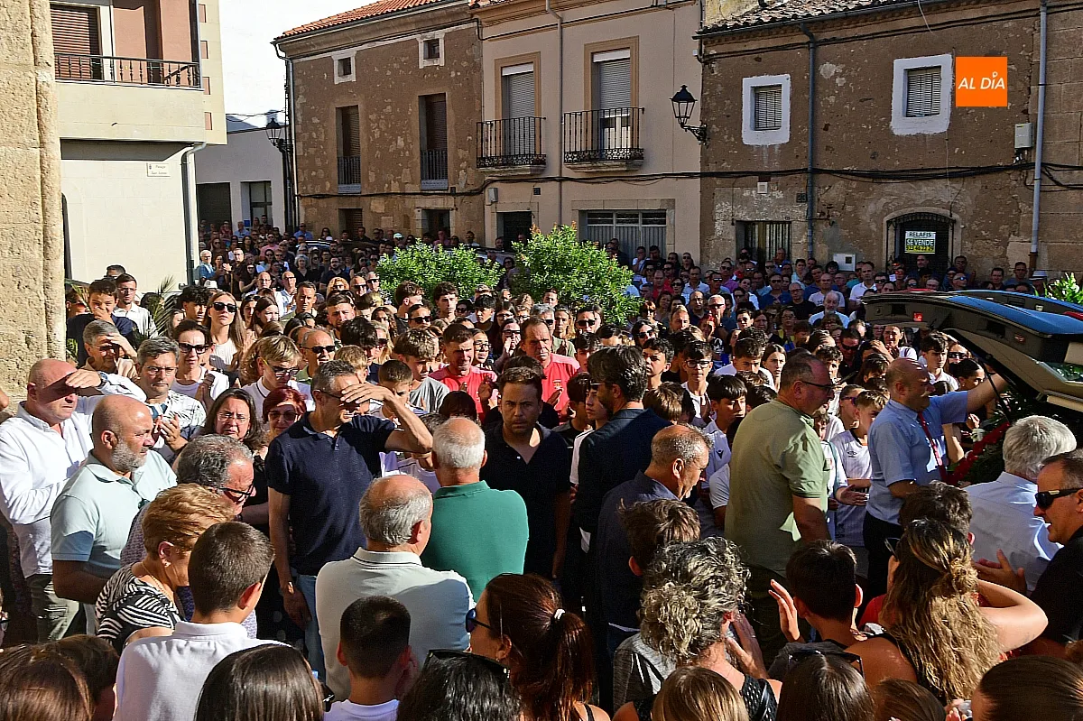  El féretro de Adrián Ibarra es despedido entre aplausos a la salida de la Iglesia