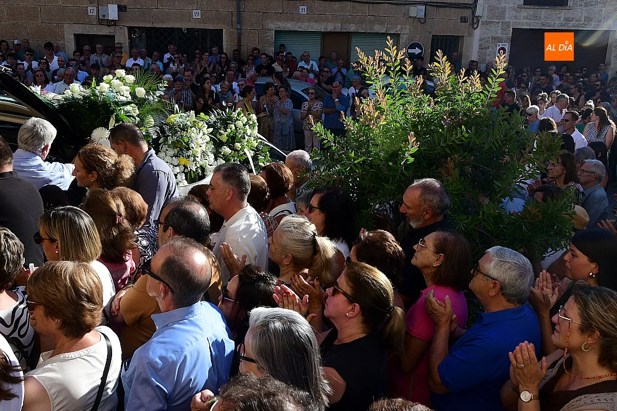  El féretro de Adrián Ibarra es despedido entre aplausos a la salida de la Iglesia
