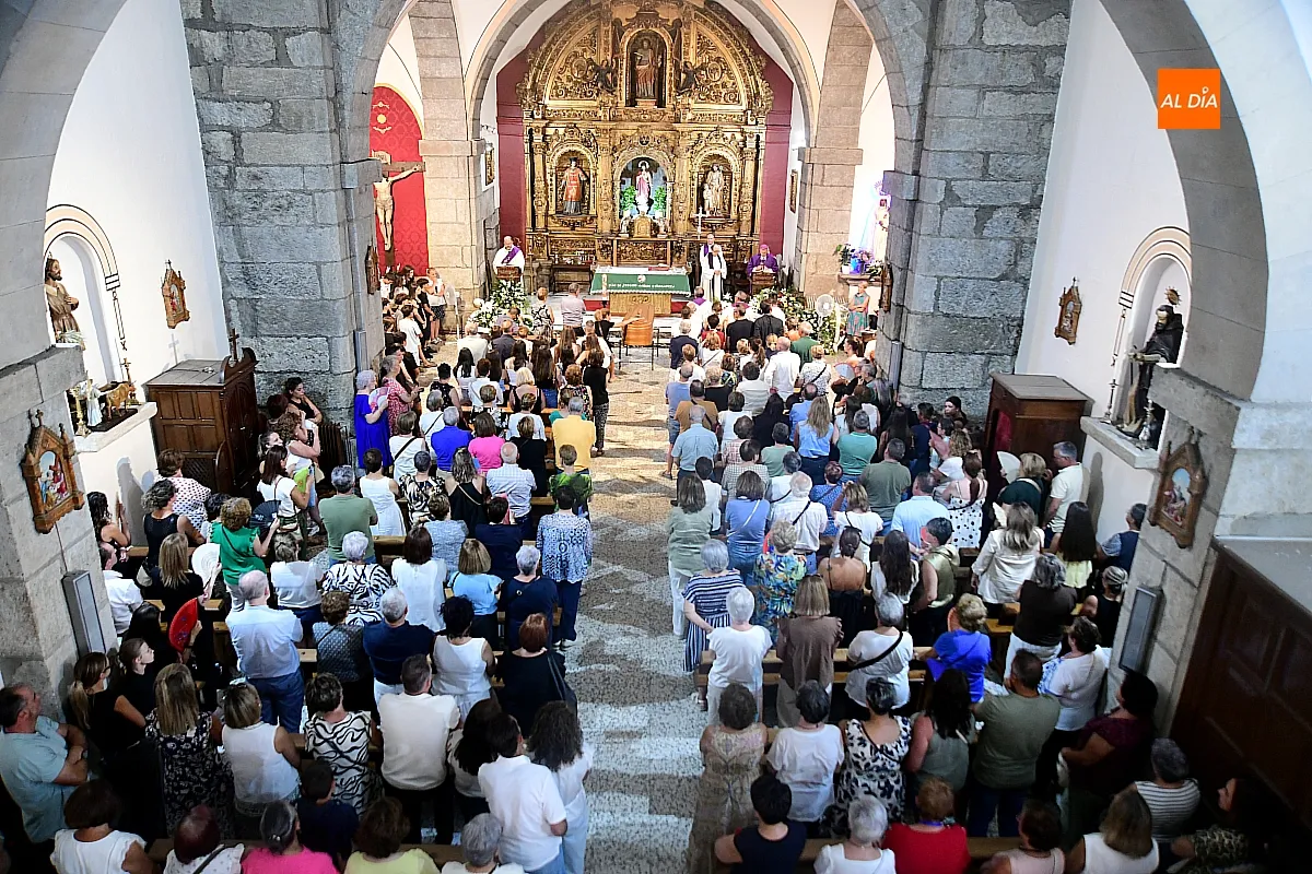  El féretro de Adrián Ibarra es despedido entre aplausos a la salida de la Iglesia