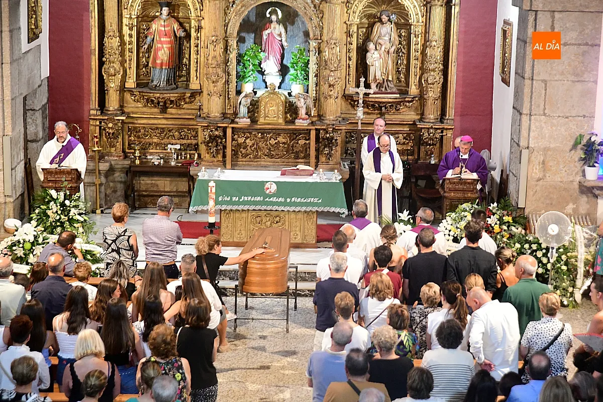  El féretro de Adrián Ibarra es despedido entre aplausos a la salida de la Iglesia