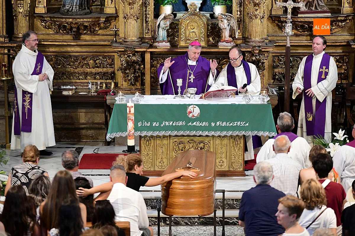  El féretro de Adrián Ibarra es despedido entre aplausos a la salida de la Iglesia