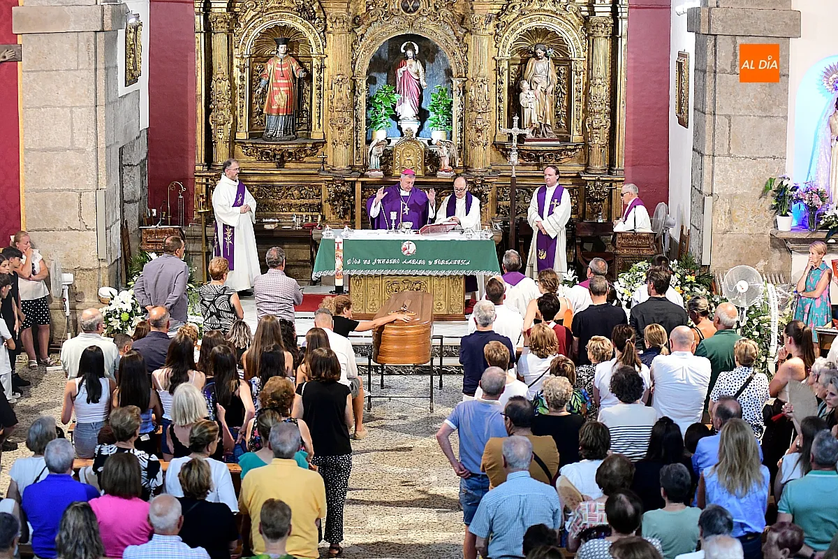  El féretro de Adrián Ibarra es despedido entre aplausos a la salida de la Iglesia