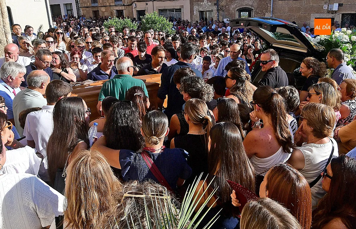  El féretro de Adrián Ibarra es despedido entre aplausos a la salida de la Iglesia