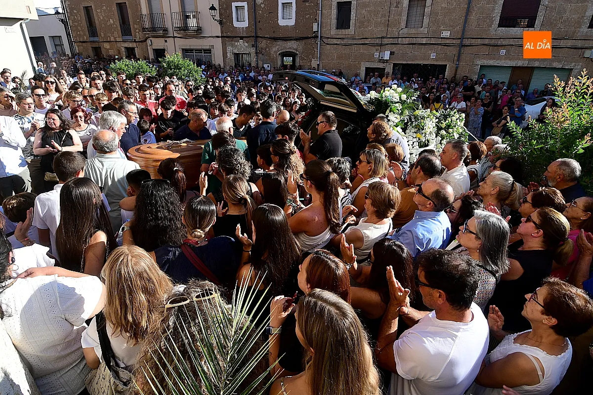  El féretro de Adrián Ibarra es despedido entre aplausos a la salida de la Iglesia