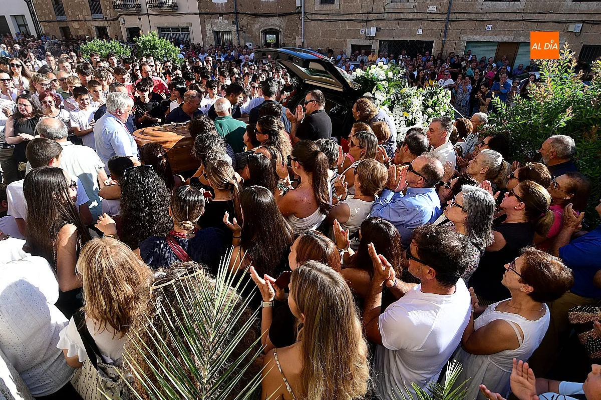  El féretro de Adrián Ibarra es despedido entre aplausos a la salida de la Iglesia