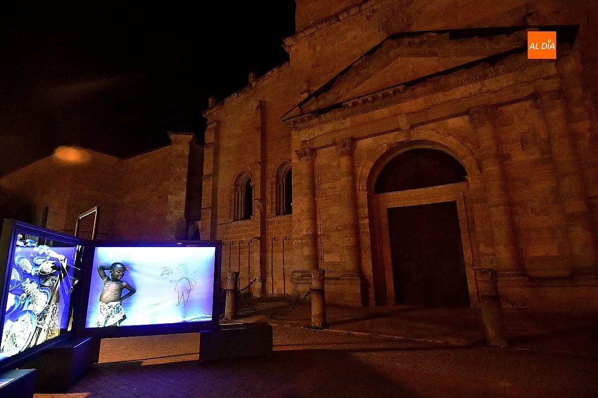 Paneles a la puerta del Pórtico del Perdón