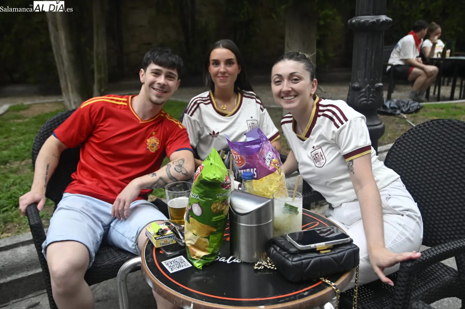 Foto 6 - FOTOS | Salamanca empieza la semana con ganas de Mundial y nadie se pierde el Portugal - Espa&ntilde;a en los bares y terrazas del centro
