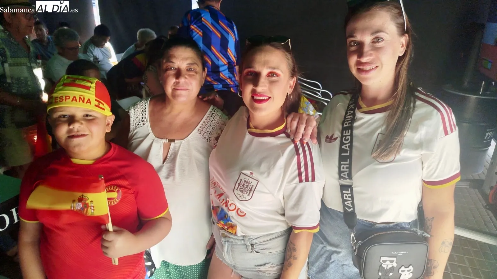 Foto 3 - El pueblo unido por una pasi&oacute;n y un solo grito: &iexcl;Vamos, Espa&ntilde;a!