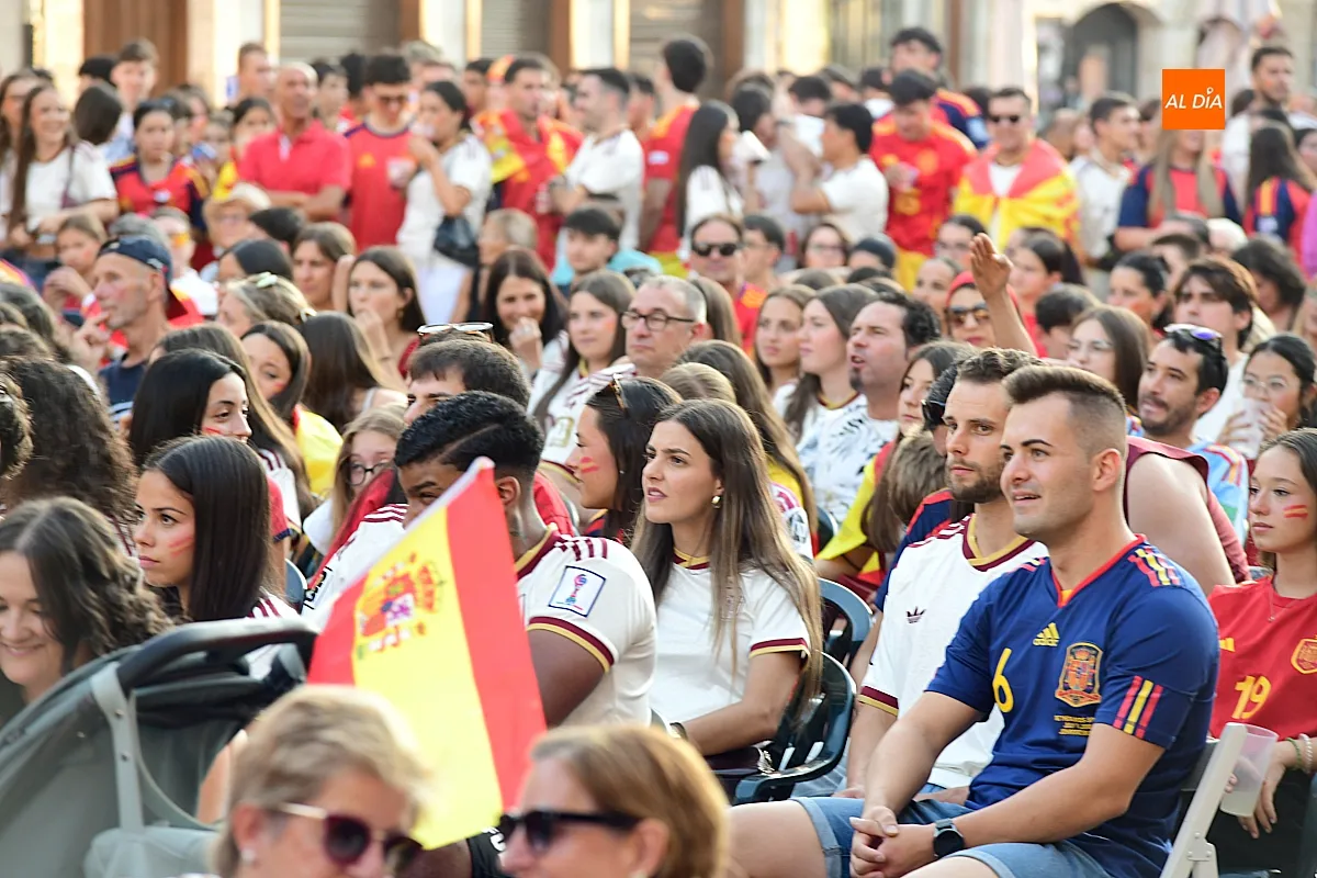 Miles de mirobrigenses llenaron la Plaza Mayor de Ciudad Rodrigo para seguir la final entre España y Argentina