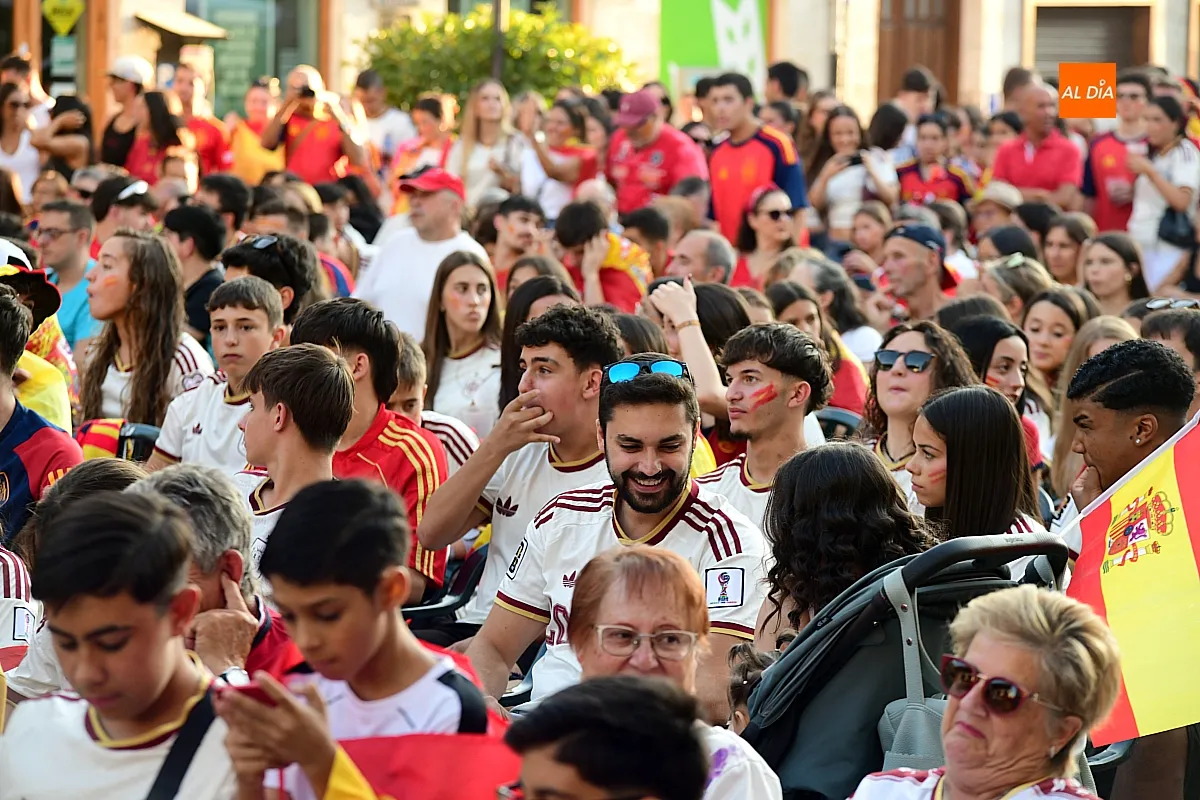 Miles de mirobrigenses llenaron la Plaza Mayor de Ciudad Rodrigo para seguir la final entre España y Argentina