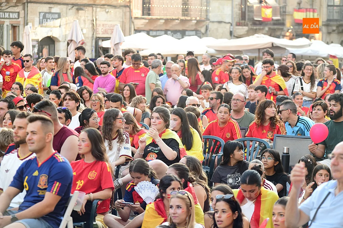Miles de mirobrigenses llenaron la Plaza Mayor de Ciudad Rodrigo para seguir la final entre España y Argentina