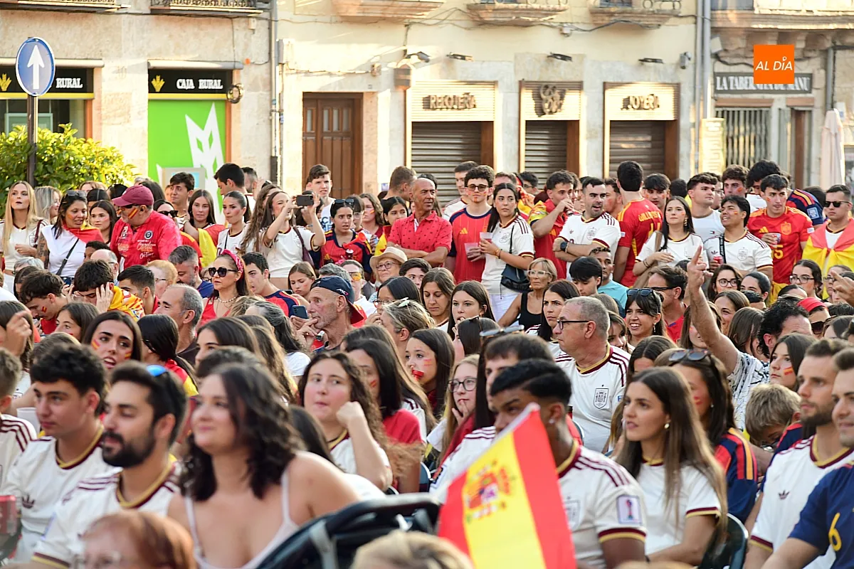 Miles de mirobrigenses llenaron la Plaza Mayor de Ciudad Rodrigo para seguir la final entre España y Argentina