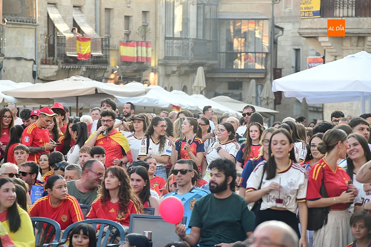 Miles de mirobrigenses llenaron la Plaza Mayor de Ciudad Rodrigo para seguir la final entre España y Argentina