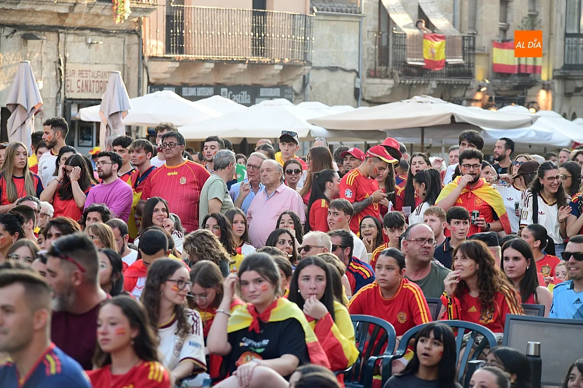 Miles de mirobrigenses llenaron la Plaza Mayor de Ciudad Rodrigo para seguir la final entre España y Argentina