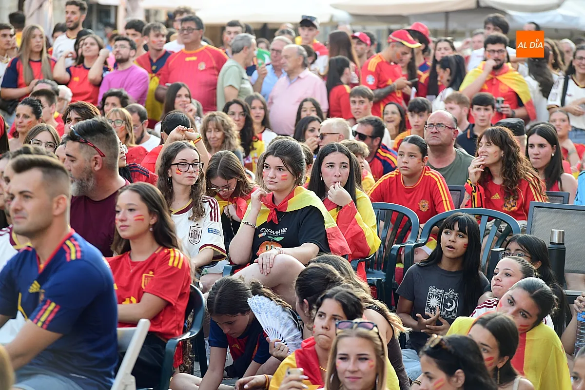 Miles de mirobrigenses llenaron la Plaza Mayor de Ciudad Rodrigo para seguir la final entre España y Argentina