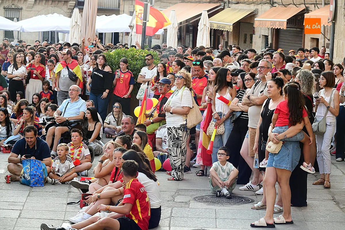Miles de mirobrigenses llenaron la Plaza Mayor de Ciudad Rodrigo para seguir la final entre España y Argentina