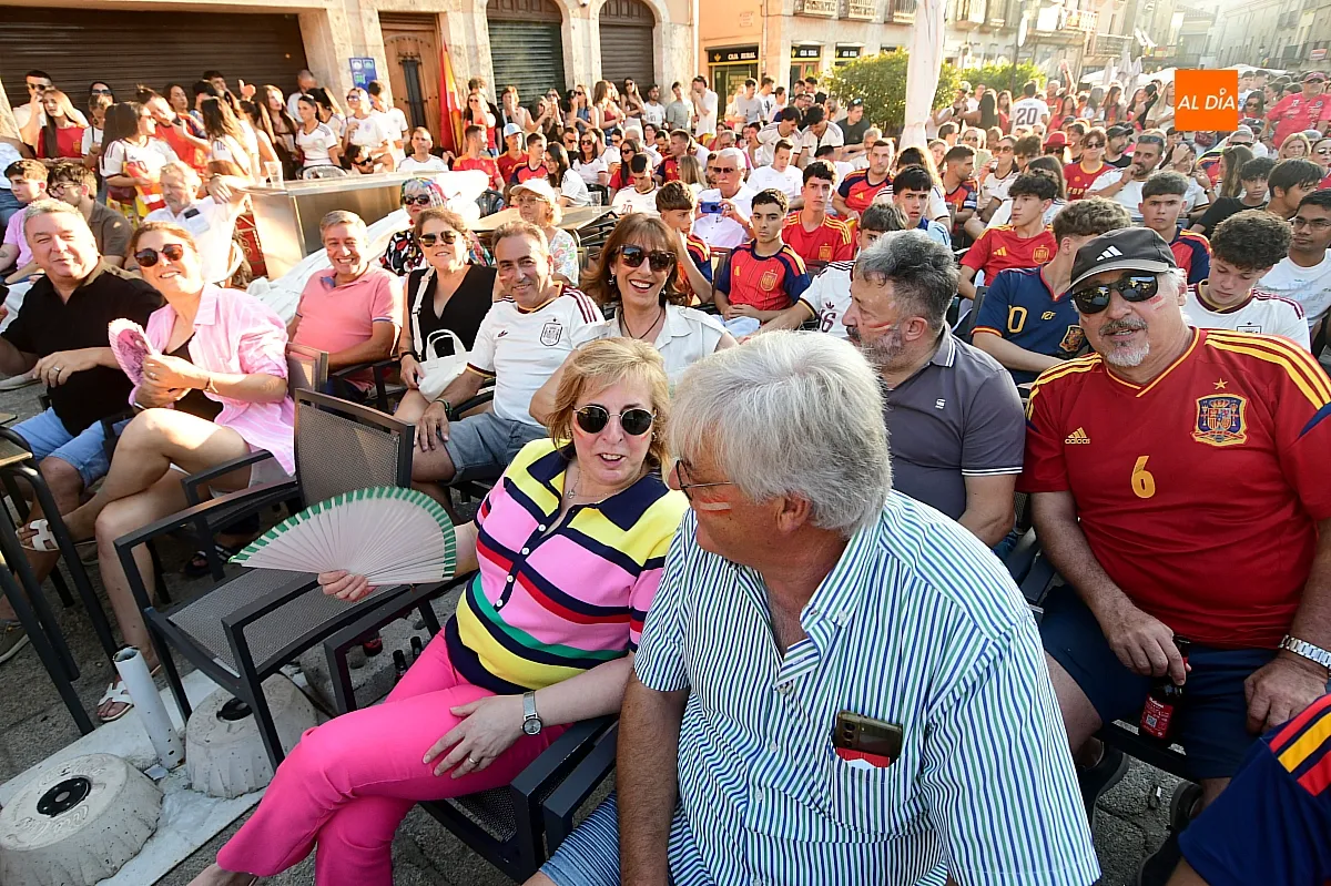 Miles de mirobrigenses llenaron la Plaza Mayor de Ciudad Rodrigo para seguir la final entre España y Argentina