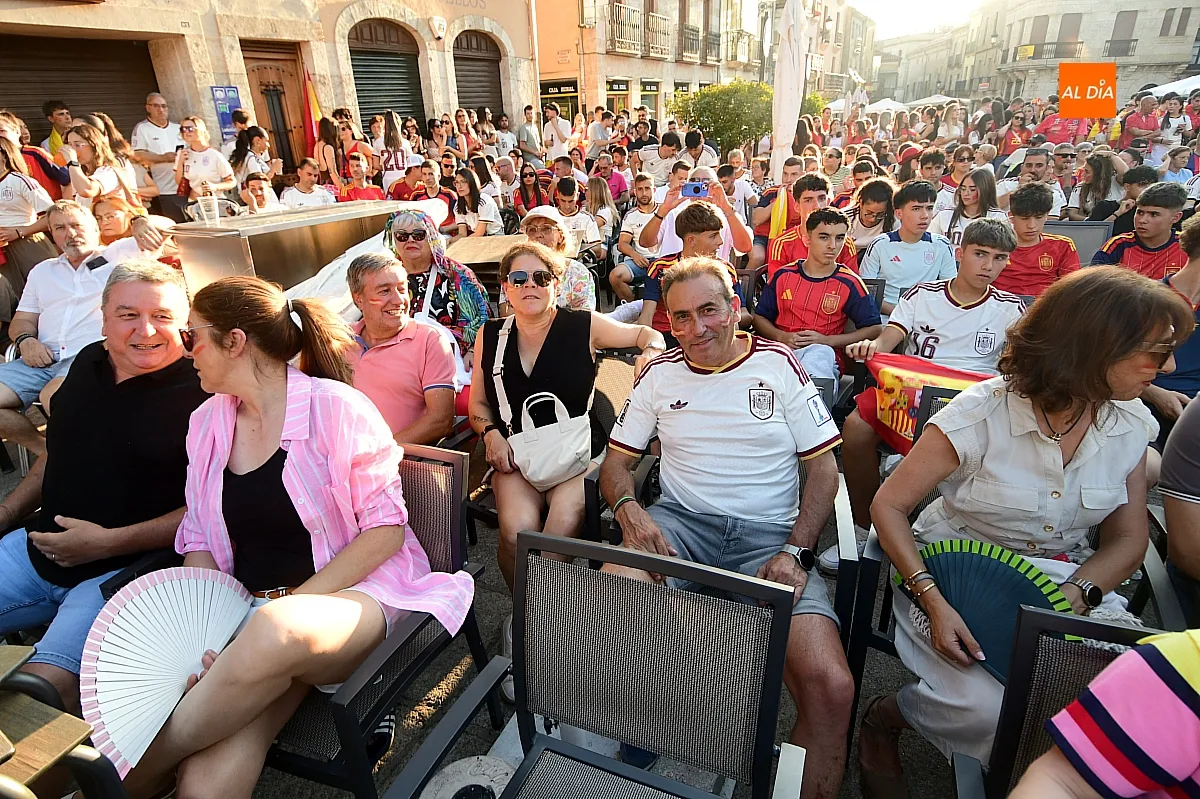 Miles de mirobrigenses llenaron la Plaza Mayor de Ciudad Rodrigo para seguir la final entre España y Argentina