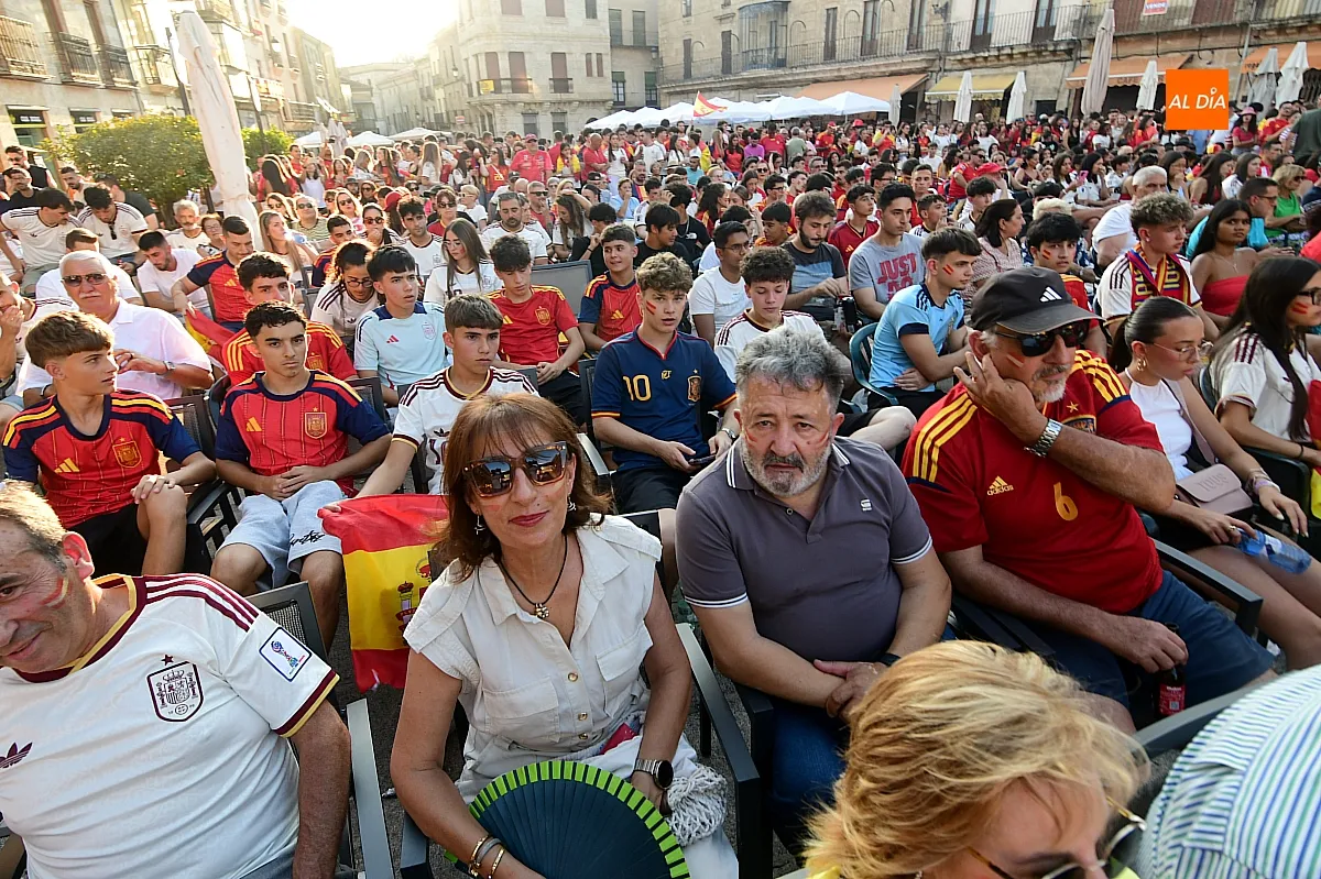 Miles de mirobrigenses llenaron la Plaza Mayor de Ciudad Rodrigo para seguir la final entre España y Argentina