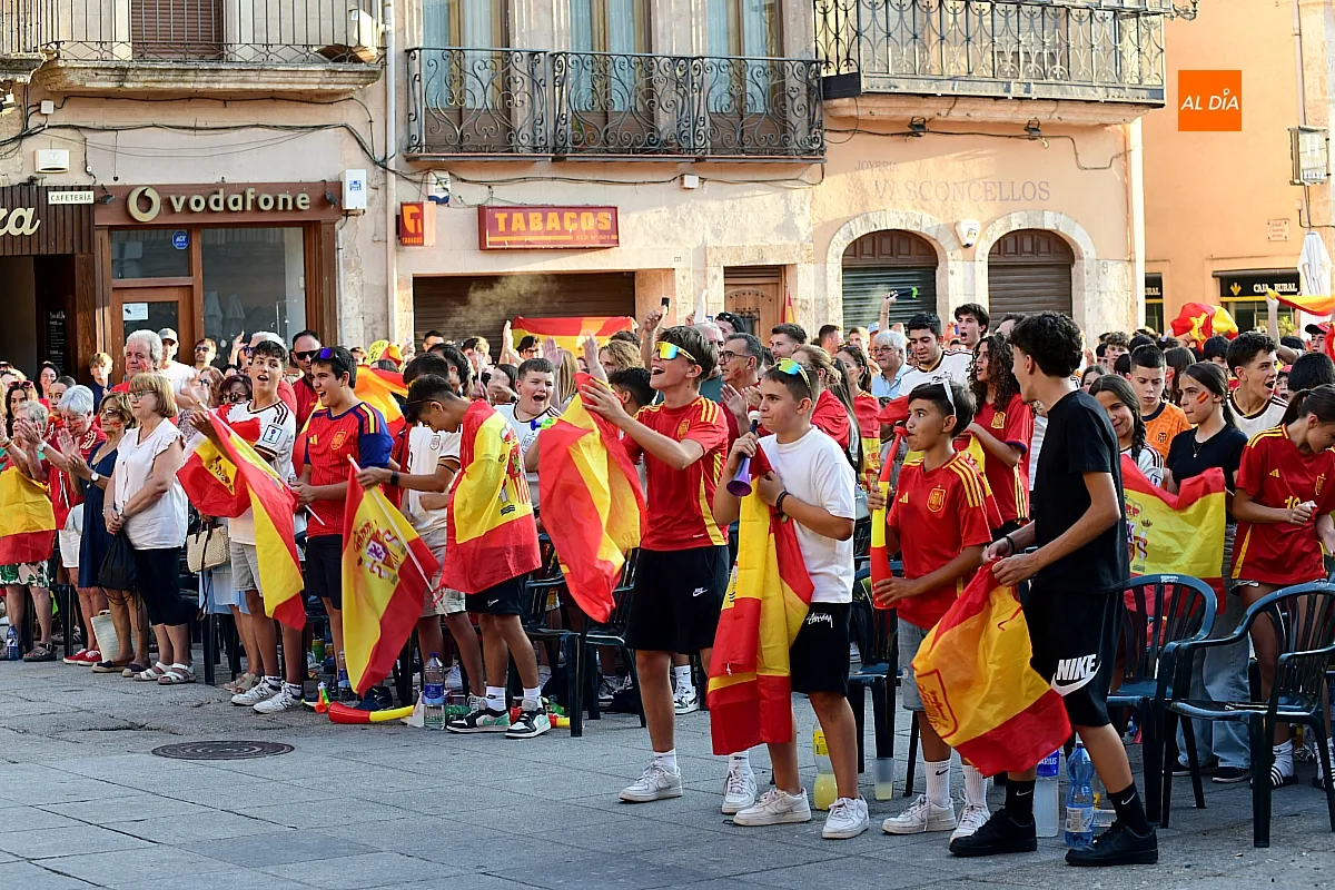 Miles de mirobrigenses llenaron la Plaza Mayor de Ciudad Rodrigo para seguir la final entre España y Argentina