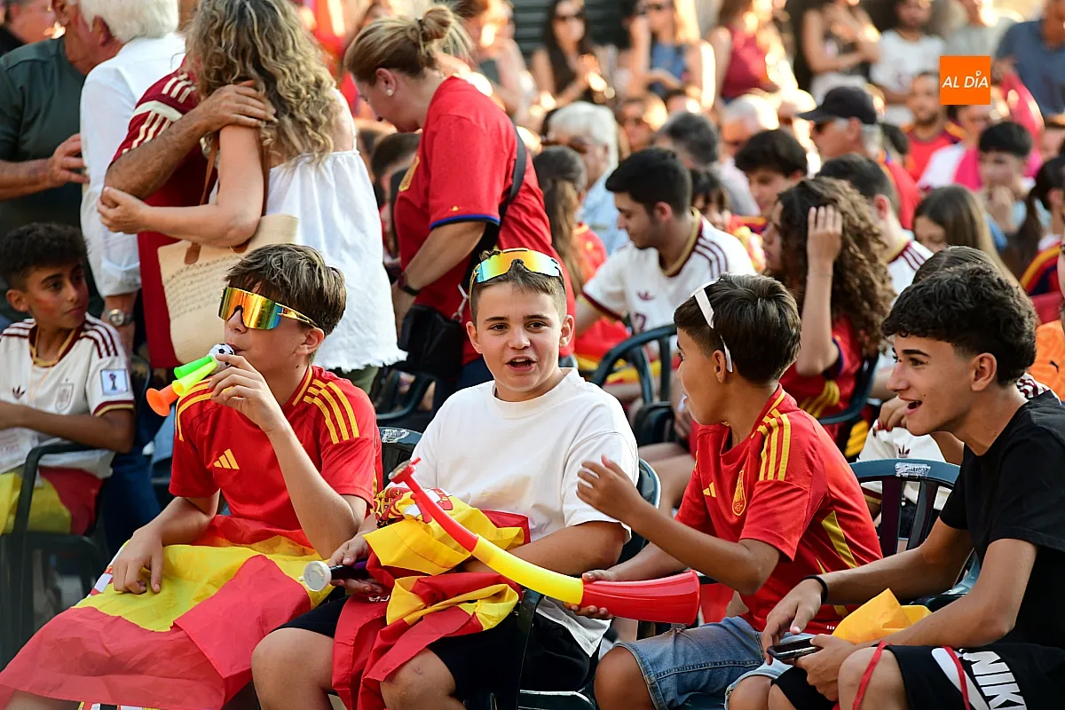 Miles de mirobrigenses llenaron la Plaza Mayor de Ciudad Rodrigo para seguir la final entre España y Argentina