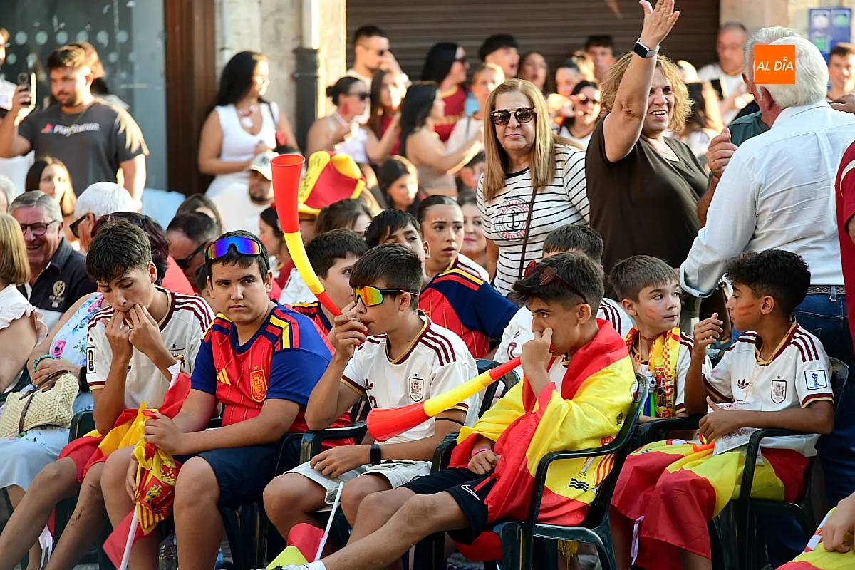 Miles de mirobrigenses llenaron la Plaza Mayor de Ciudad Rodrigo para seguir la final entre España y Argentina