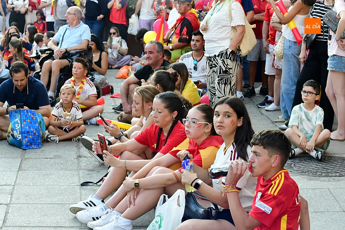 Miles de mirobrigenses llenaron la Plaza Mayor de Ciudad Rodrigo para seguir la final entre España y Argentina