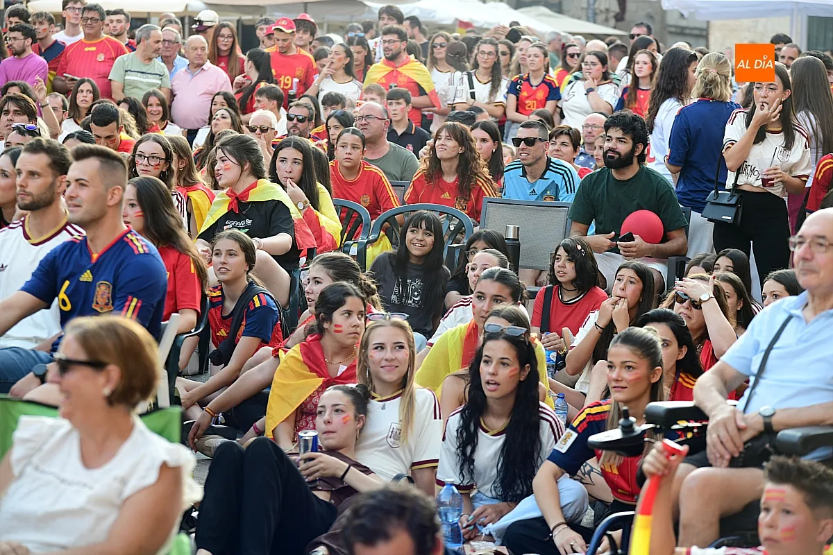Miles de mirobrigenses llenaron la Plaza Mayor de Ciudad Rodrigo para seguir la final entre España y Argentina