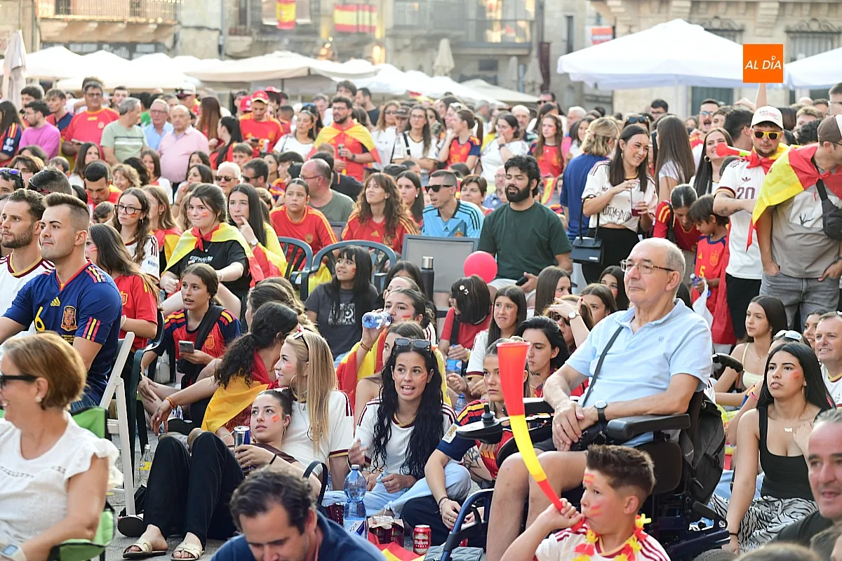 Miles de mirobrigenses llenaron la Plaza Mayor de Ciudad Rodrigo para seguir la final entre España y Argentina