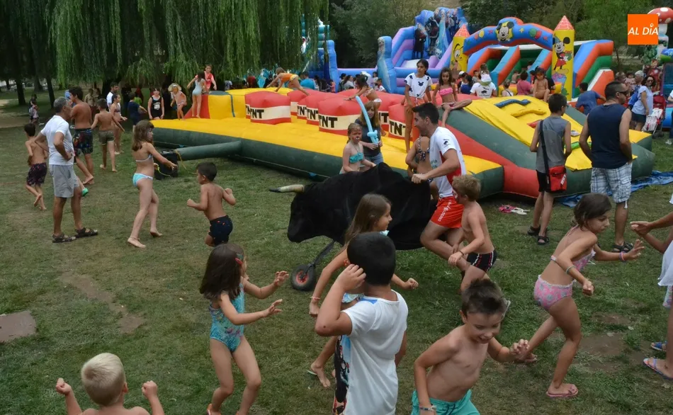 Foto 2 - Toboganes acu&aacute;ticos e hinchables gigantes para celebrar el D&iacute;a del Ni&ntilde;o 