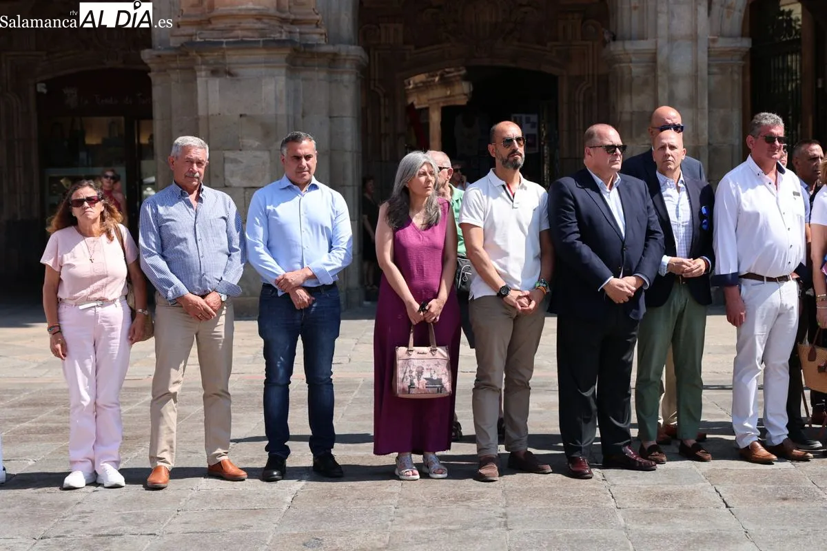 Acto en la Plaza Mayor de Salamanca para recordar a Miguel Ángel Blanco y las víctimas del terrorismo. Foto de David Sañudo