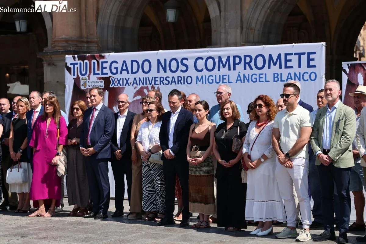 Acto en la Plaza Mayor de Salamanca para recordar a Miguel Ángel Blanco y las víctimas del terrorismo. Foto de David Sañudo