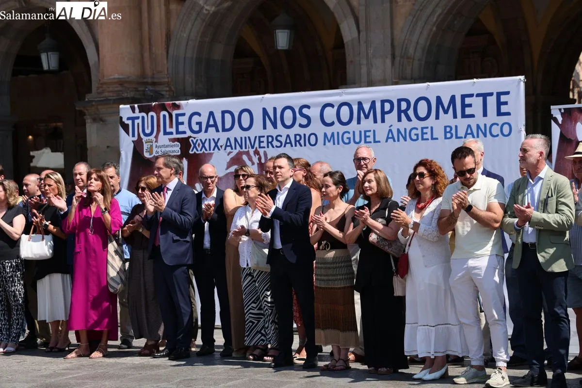 Acto en la Plaza Mayor de Salamanca para recordar a Miguel Ángel Blanco y las víctimas del terrorismo. Foto de David Sañudo