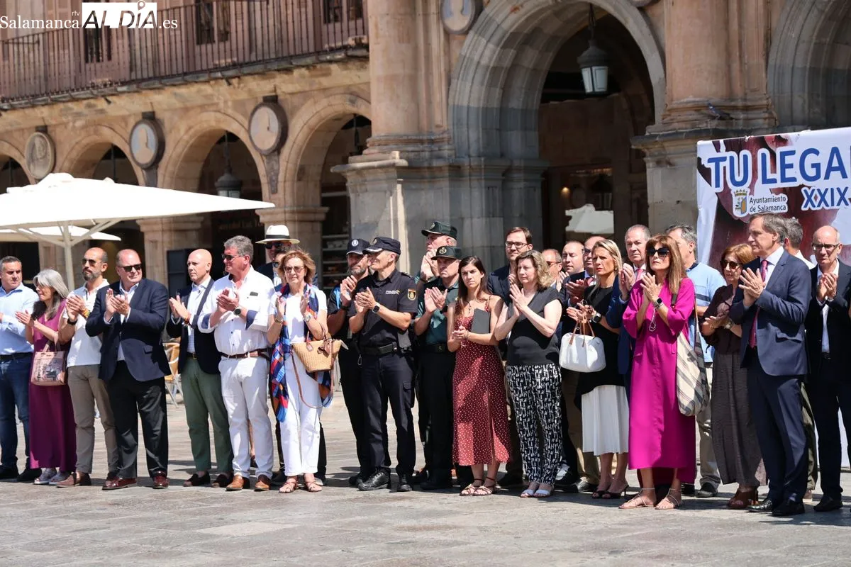 Acto en la Plaza Mayor de Salamanca para recordar a Miguel Ángel Blanco y las víctimas del terrorismo. Foto de David Sañudo