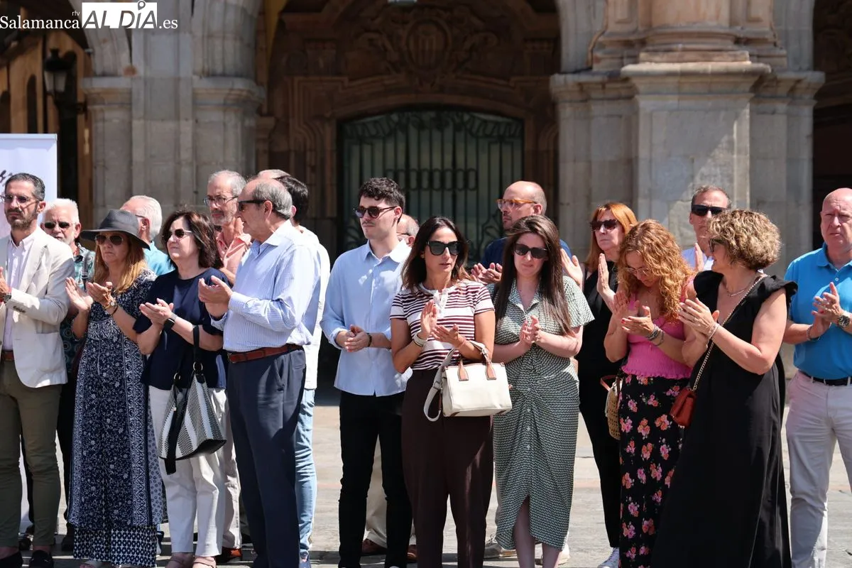 Acto en la Plaza Mayor de Salamanca para recordar a Miguel Ángel Blanco y las víctimas del terrorismo. Foto de David Sañudo