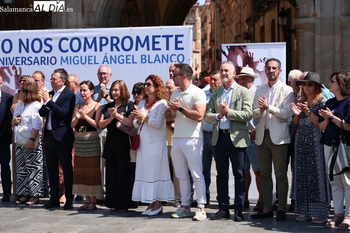 Acto en la Plaza Mayor de Salamanca para recordar a Miguel Ángel Blanco y las víctimas del terrorismo. Foto de David Sañudo