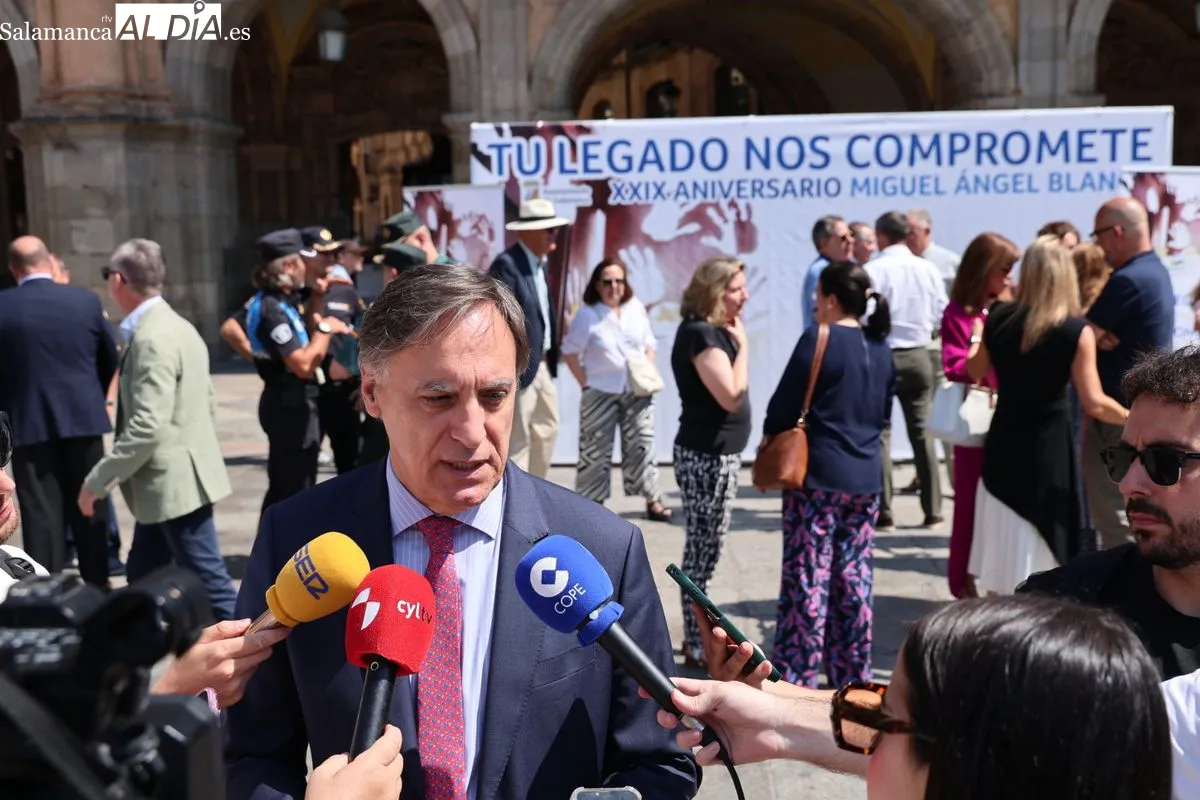 Acto en la Plaza Mayor de Salamanca para recordar a Miguel Ángel Blanco y las víctimas del terrorismo. Foto de David Sañudo