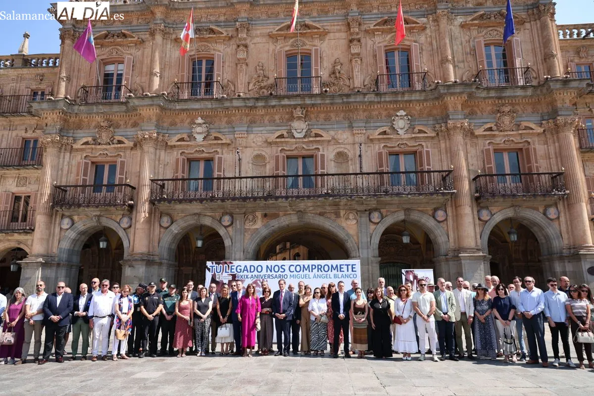 Acto en la Plaza Mayor de Salamanca para recordar a Miguel Ángel Blanco y las víctimas del terrorismo. Foto de David Sañudo