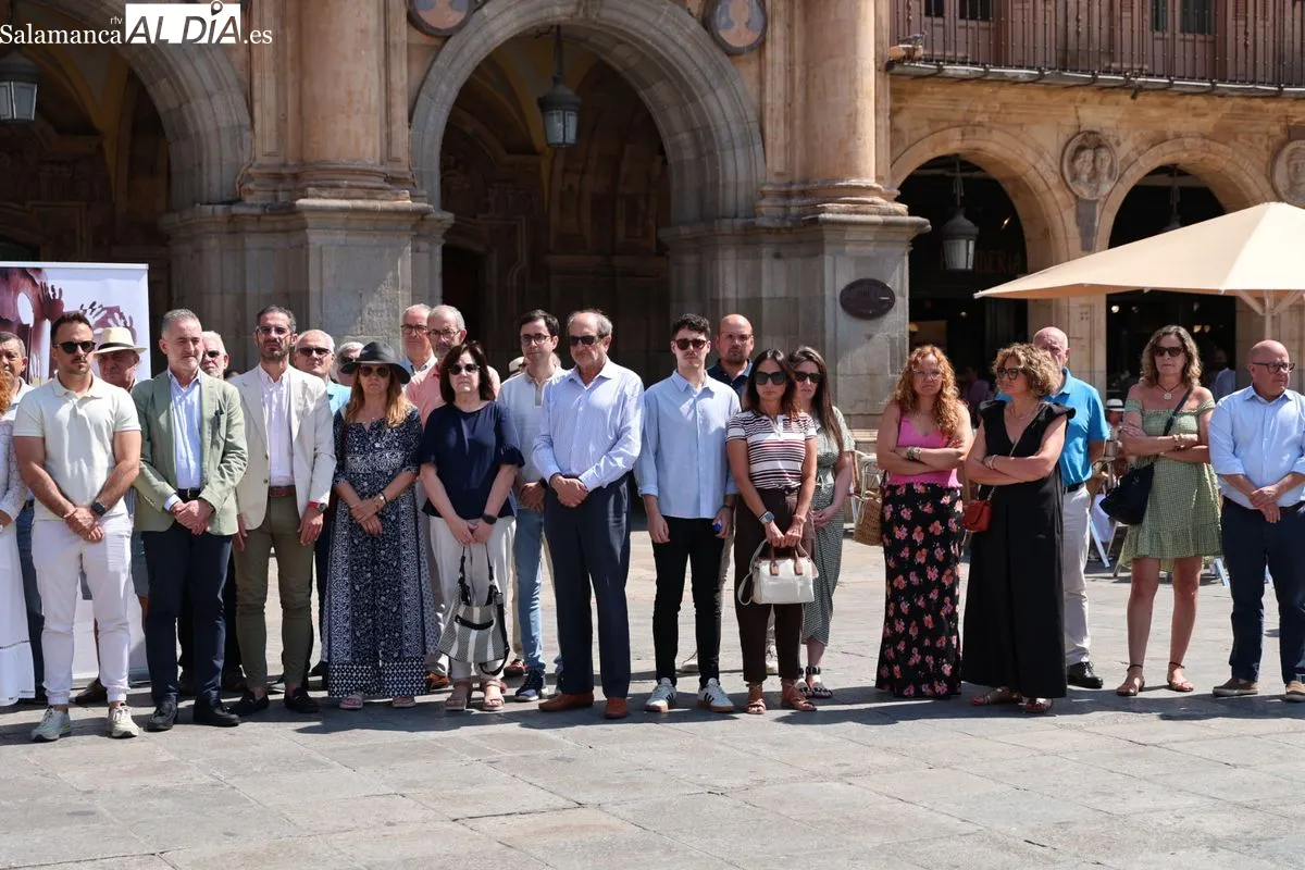 Acto en la Plaza Mayor de Salamanca para recordar a Miguel Ángel Blanco y las víctimas del terrorismo. Foto de David Sañudo