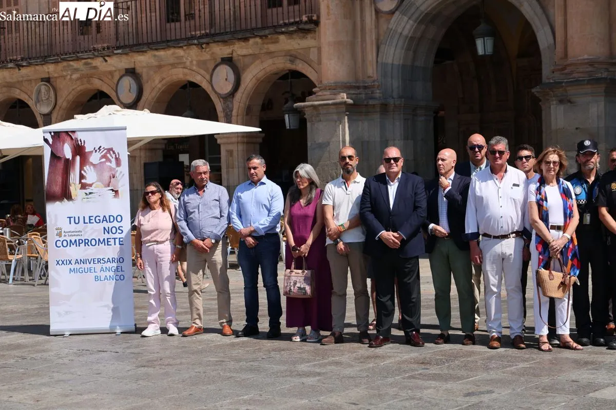 Acto en la Plaza Mayor de Salamanca para recordar a Miguel Ángel Blanco y las víctimas del terrorismo. Foto de David Sañudo
