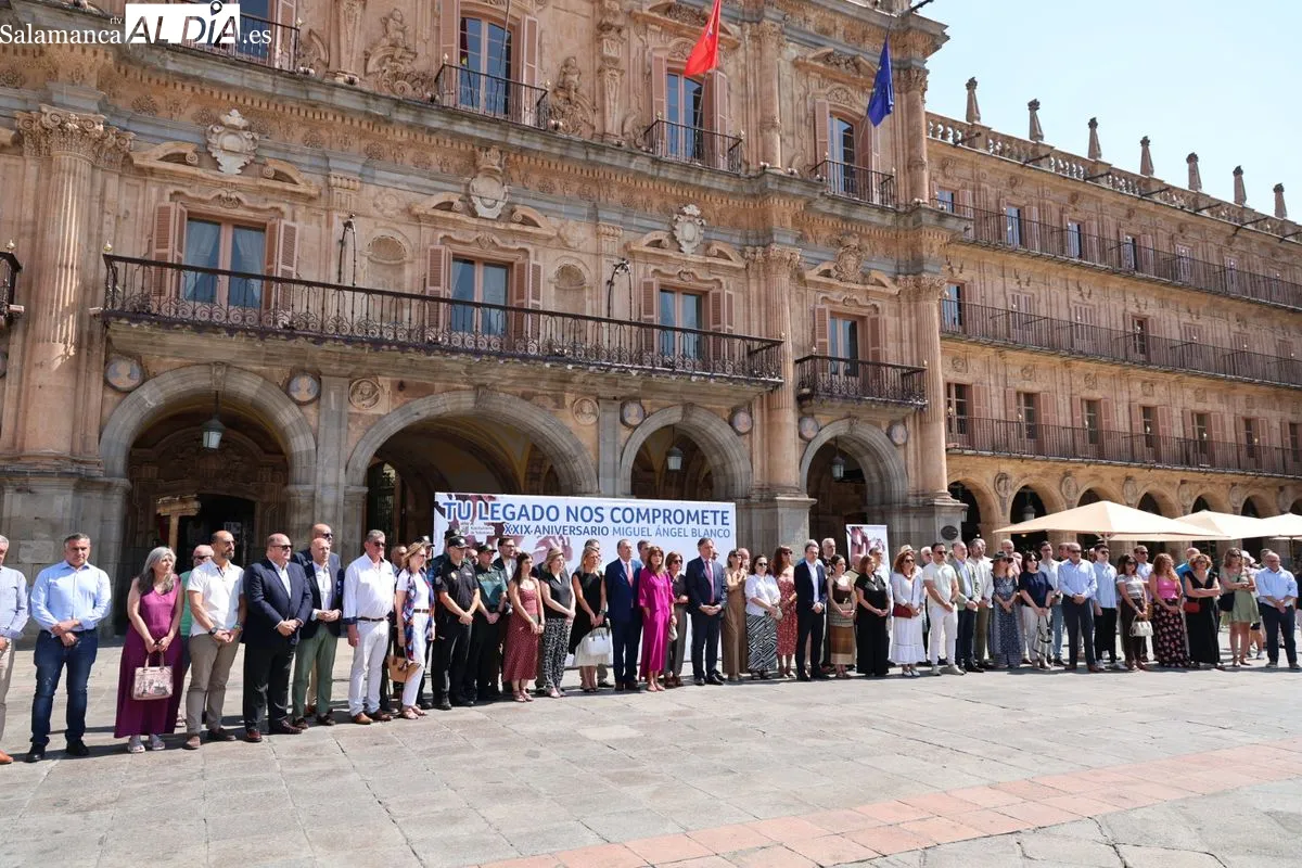 Acto en la Plaza Mayor de Salamanca para recordar a Miguel Ángel Blanco y las víctimas del terrorismo. Foto de David Sañudo