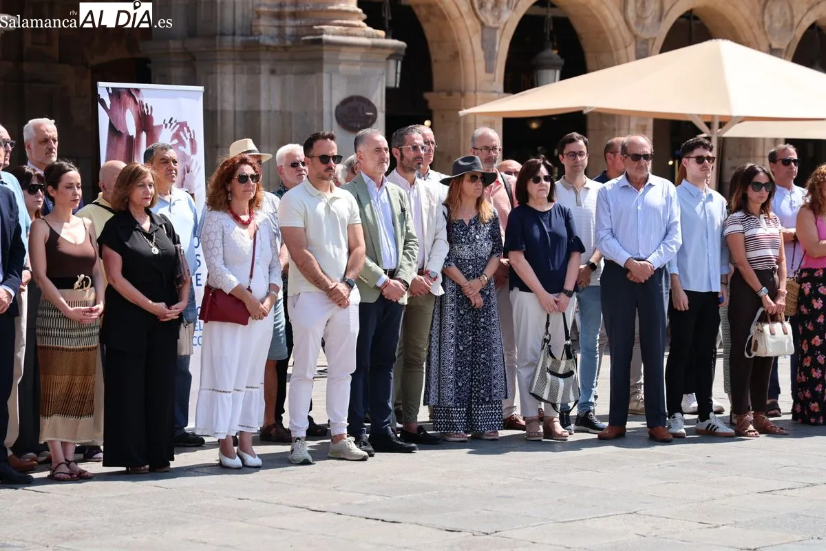 Acto en la Plaza Mayor de Salamanca para recordar a Miguel Ángel Blanco y las víctimas del terrorismo. Foto de David Sañudo