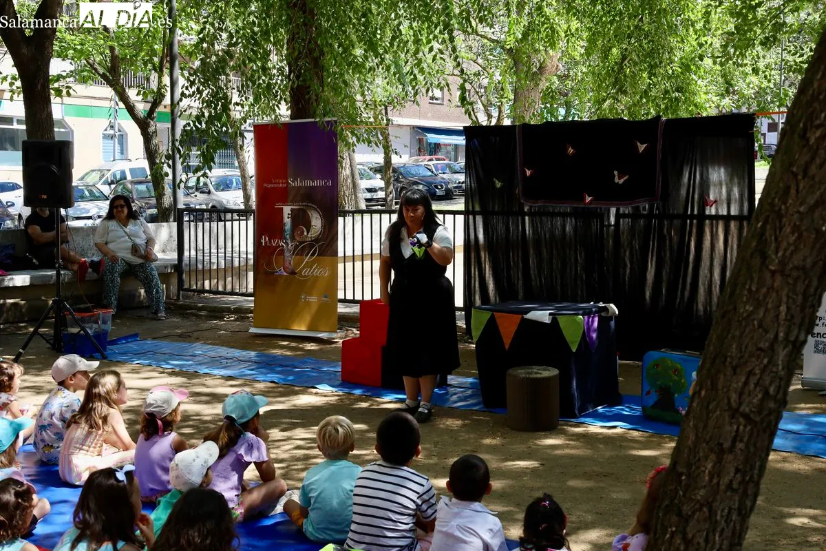 '¡Qué mosqueo de moscas!', de la Compañía Habichuela Cuentacuentos, en el Parque Picasso de Salamanca. Fotos: Miguel González