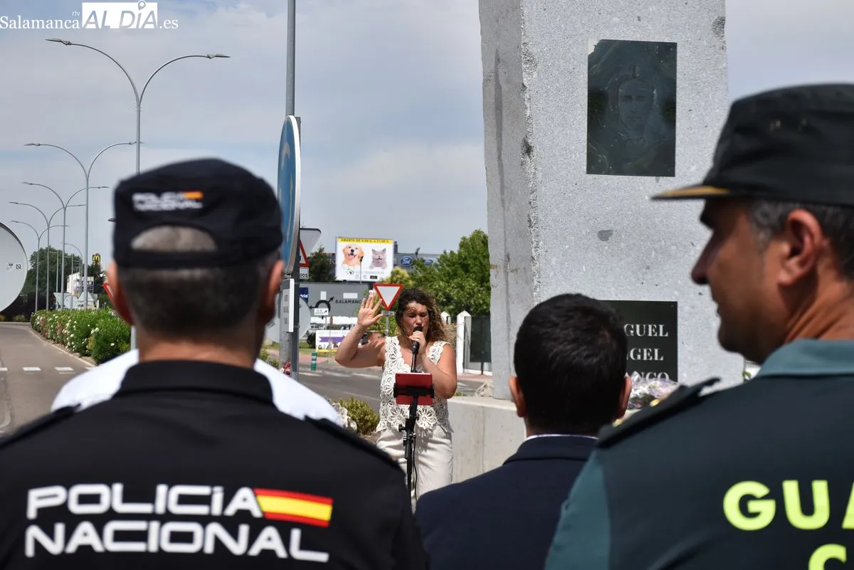 Emotivo recuerdo a Miguel Ángel Blanco en la rotonda que lleva su nombre en Santa Marta | FOTOS: Miguel González 