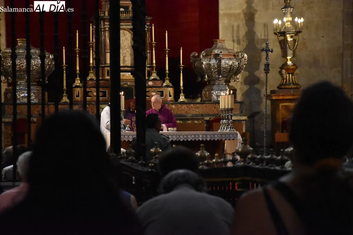 La Catedral Nueva acoge una misa en memoria de los guardias civiles víctimas del terrorismo | FOTOS: Miguel González 