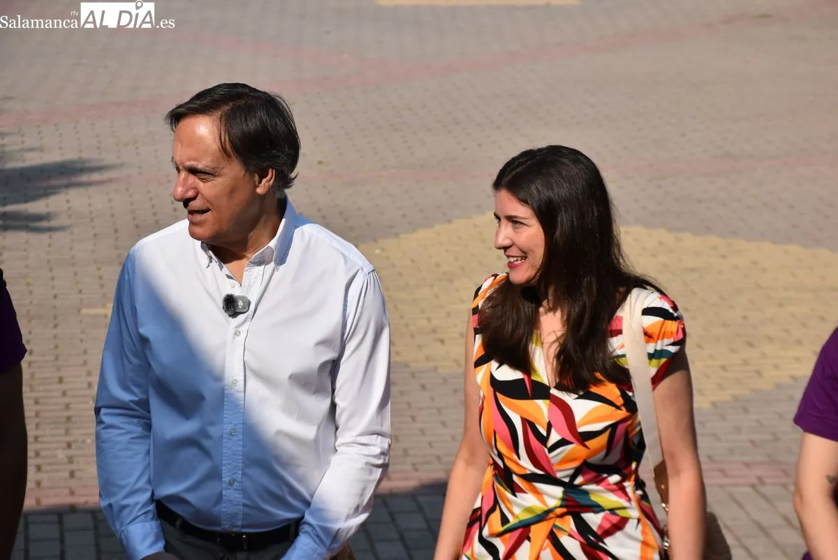 El alcalde de Salamanca, Carlos García Carbayo, ha visitado esta mañana el parque de Huerta Otea junto a la concejala de Familia e Igualdad de Oportunidades, Miriam Rodríguez | FOTOS: Miguel González 