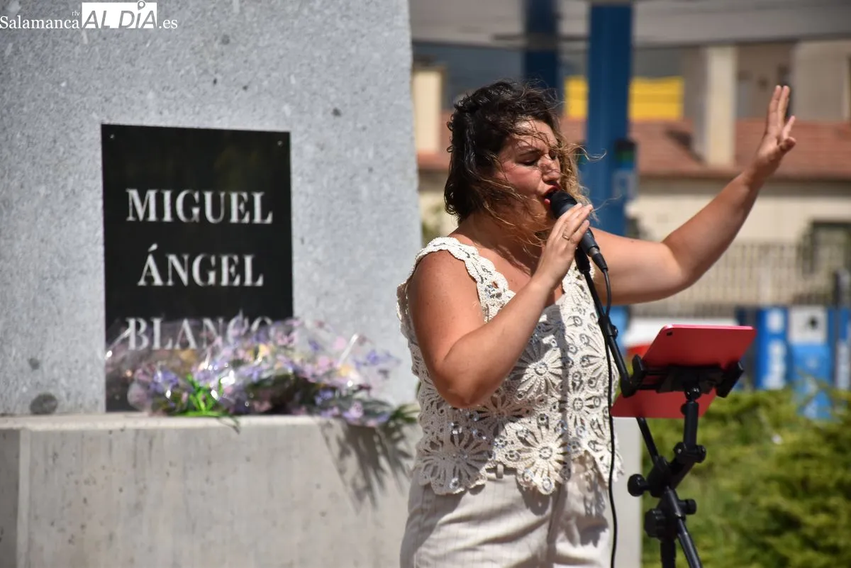 Emotivo recuerdo a Miguel Ángel Blanco en la rotonda que lleva su nombre en Santa Marta | FOTOS: Miguel González 