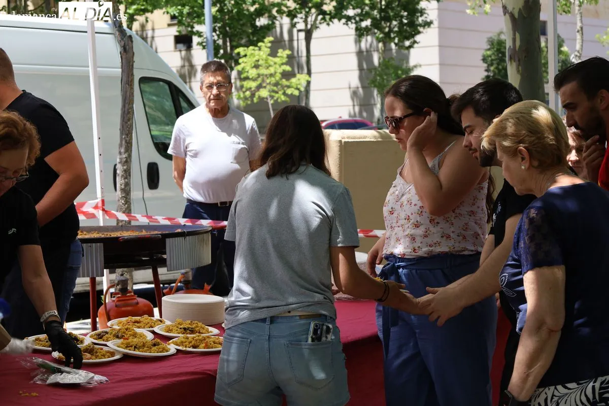 Gran paella vecinal por las fiestas en el barrio Capuchinos. Fotos: Miguel González