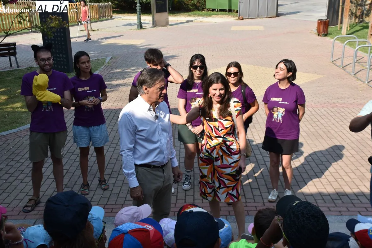 El alcalde de Salamanca, Carlos García Carbayo, ha visitado esta mañana el parque de Huerta Otea junto a la concejala de Familia e Igualdad de Oportunidades, Miriam Rodríguez | FOTOS: Miguel González 